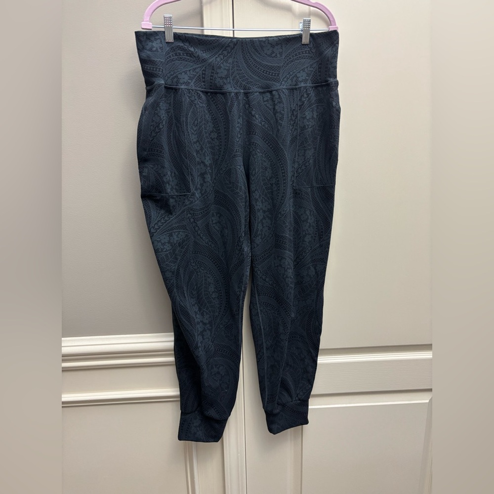Women’s Athleta textured Salutation Stash joggers
